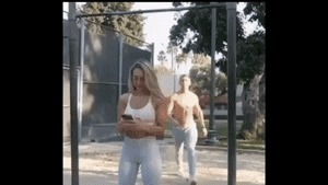 |搞笑GIF:这一跳确实挺意外 原谅我不厚道的笑了