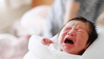 孩子|娃娃出生后只顾着笑,奶奶一巴掌将孩子打哭,医生却夸赞打得对