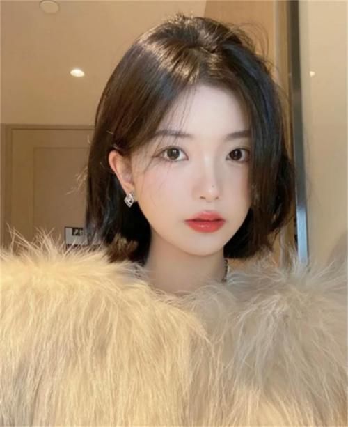 短发比长发更容易彰显自己的风格，清爽利落，简约又不失高级