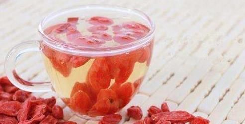 食物|女性不想显老,推荐多吃三种食物,改善气血,更显身体年轻