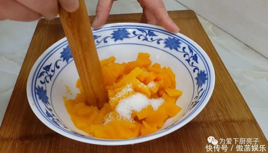 以后南瓜面粉就这么做,加3个鸡蛋,不蒸馒不烙饼,上桌就被抢光