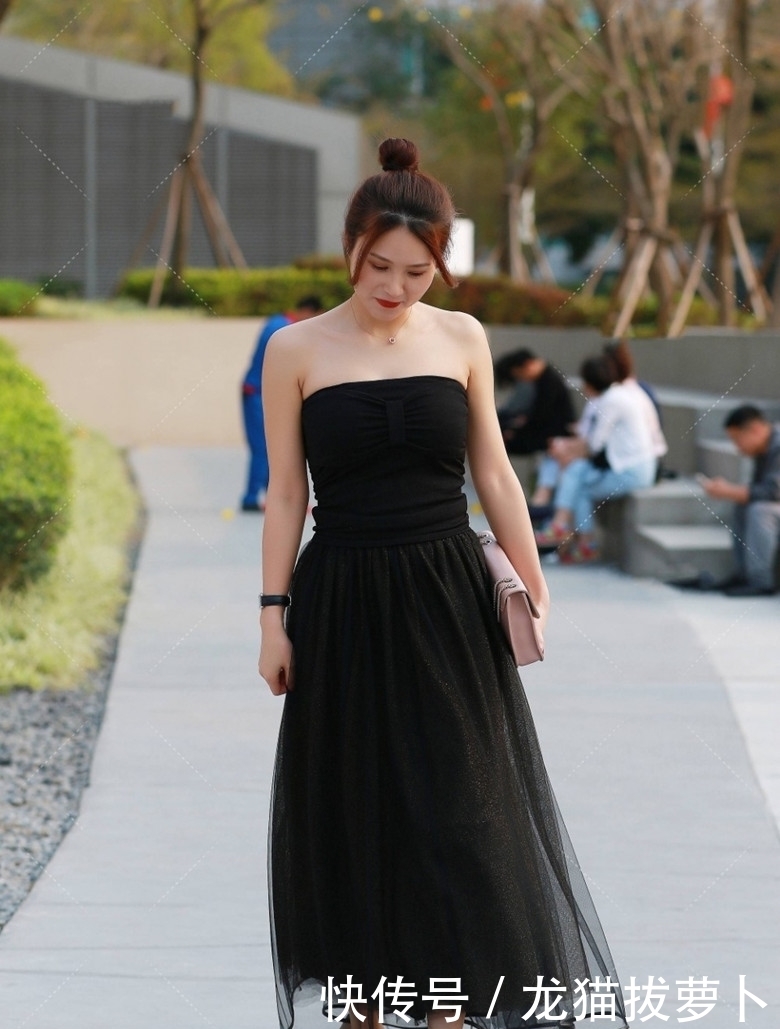优雅|街拍:美女穿黑色纱裙,气质优雅迷人,回头率特别高