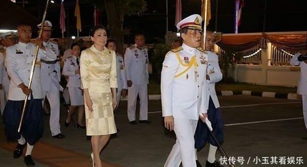 贵妃|苏提达穿娃娃领套装亮相!戴四串珍珠项链和粉宝石胸针向贵妃出招