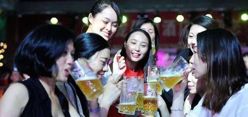 激素分泌|女性雌激素“告急”，身体会露出马脚多吃4物，皮肤好、不显老