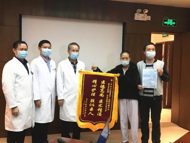 神经外科|复发颈动脉瘤“侵入”大脑引眩晕！多学科团队联手将其破拆