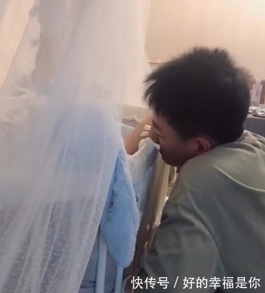 相处|儿子27岁时，妈妈生下二胎，兄弟俩相处的“画风”让网友怀疑人生