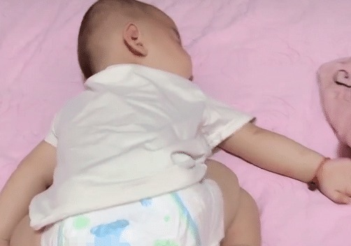 被子|“没心没肺奶爸”带娃睡觉火了, 被冷落的娃 是买手机送的