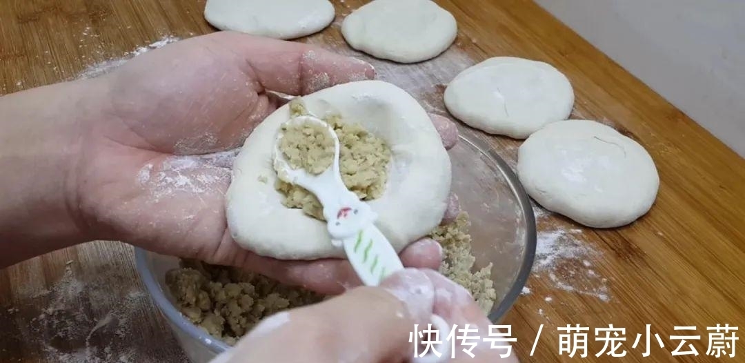 案板|3勺清水,1斤面粉,淋上鸡蛋液,教你做创意早餐饼,比葱油饼好吃