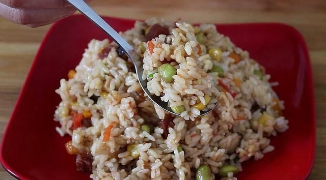 大米饭|大米里扔1个西红柿,我家经常做,给肉也不换,孩子爱吃