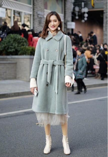  显高|入冬最流行的大衣，是“过膝不过踝”，小个子女生穿时髦又显高