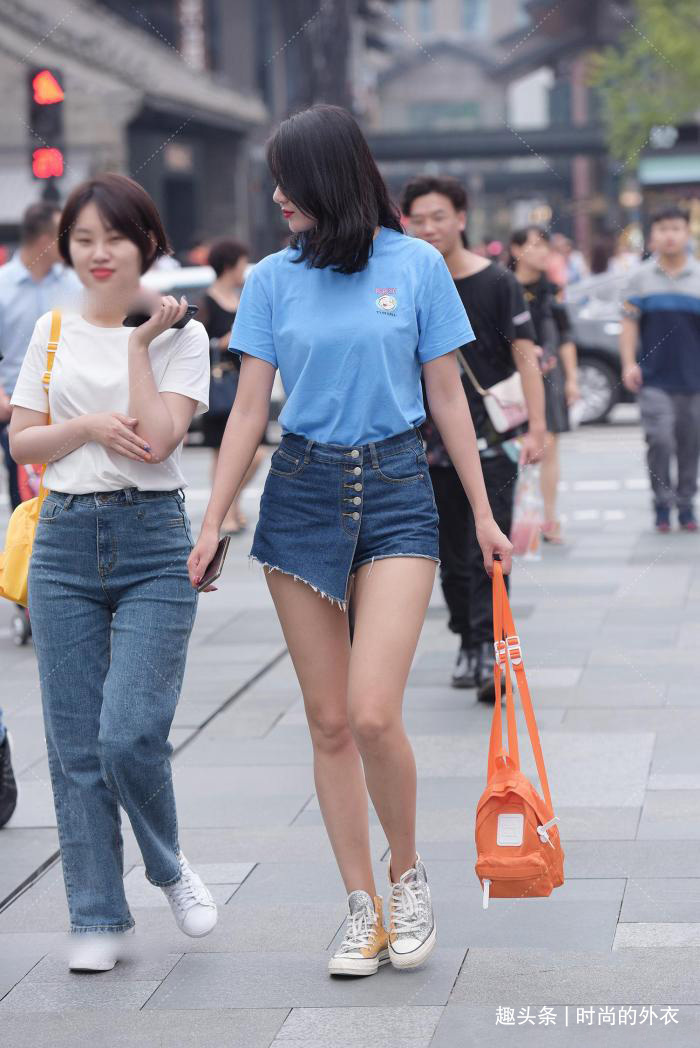 时髦短裤搭配减龄T恤,这样穿搭舒适显气质,让你美出新感觉
