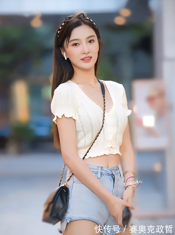 牛仔短裤|仲夏夜穿搭米黄色针织短袖上衣搭配毛边牛仔短裤