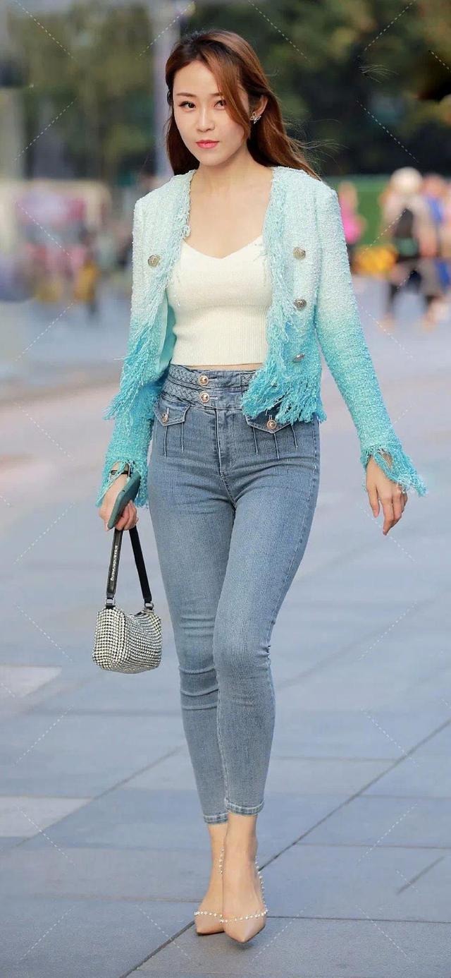 白色打底衫配渐变色开衫, 低头的一瞬间, 温柔优雅又时尚!