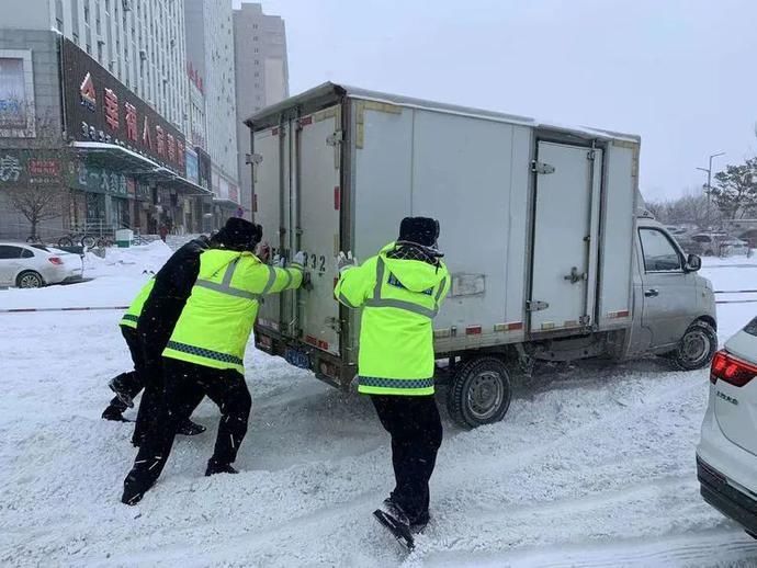 大雪封路 大庆交警护送急症患者就医|交警正能量 | 暴雪