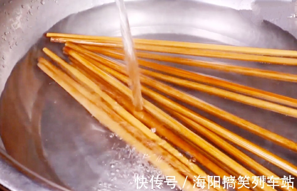 家中的筷子,用水煮已经过时了!大厨教你这样做,干净快速又卫生