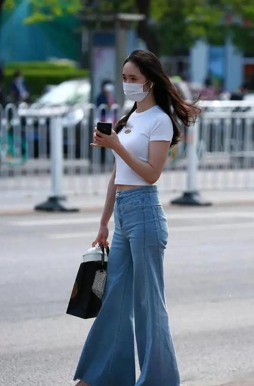 短袖衫 白色的短袖衫,穿出了收腰的美,让整体的搭配显得清新大方又洋气