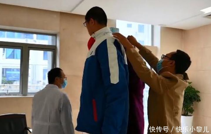 营养均衡|小学生身高超2米,医生检查结果正常,网友猜测长得高是基因突变