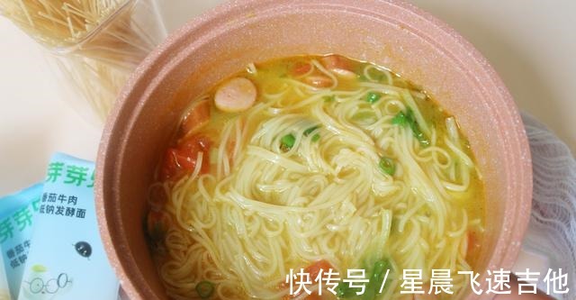 嫂子带小侄女来家里玩，中午点名要咖喱面，好吃到飞起！