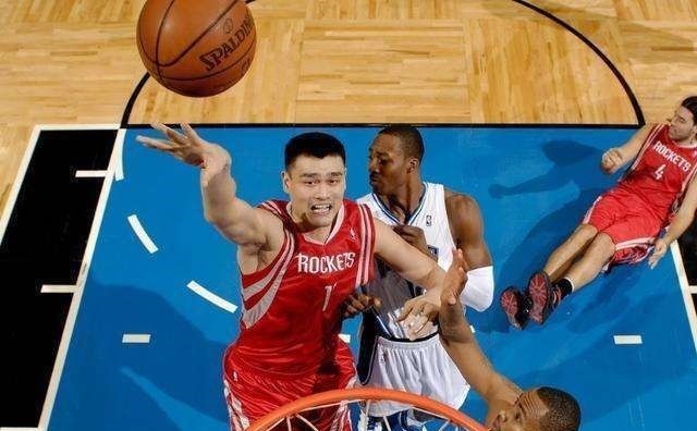 霍华德|姚明当年真的打爆霍华德了吗,两个人对位时都打出了什么数据?