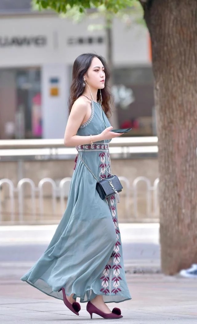 街拍:端庄文雅的气质小姐姐,美感大方给人潇洒自若的感觉