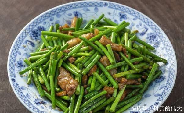 做蒜苔炒肉时，最忌直接下锅炒，多做1步，蒜苔鲜嫩翠绿，很入味