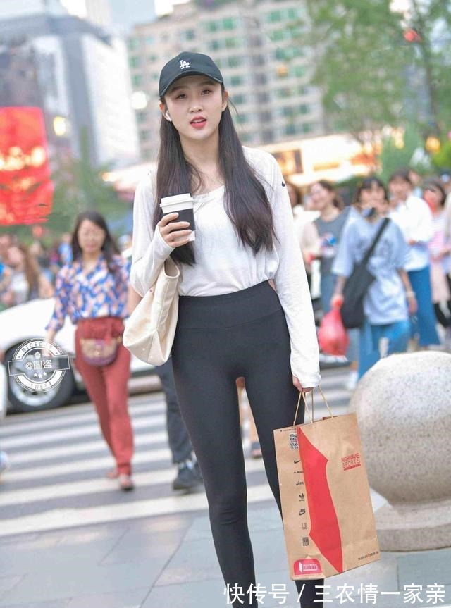 瑜伽裤 穿“涤纶”瑜伽裤的美女,换上了富有设计感的裙型,充满活力!