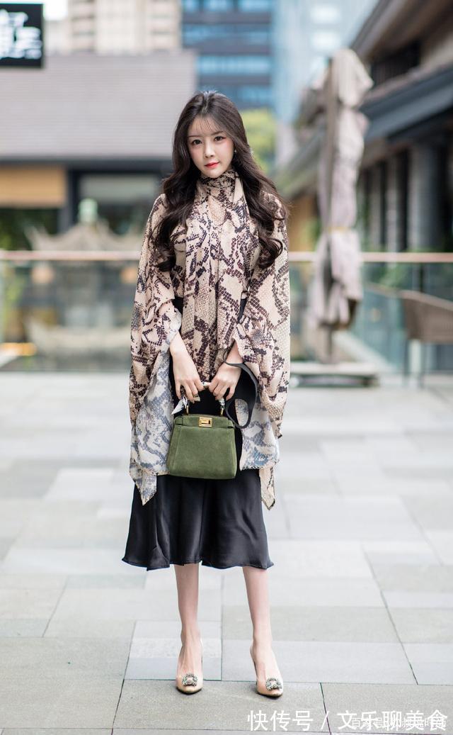 雪纺 小姑娘才穿“仙女裙”,有魅力的大姐姐,都选魅力“蛇皮衣”