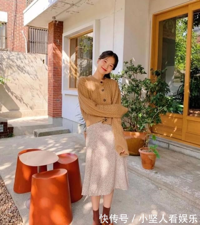 花色 把你的卫衣收起来吧!今年流行穿“奶奶衫”,百搭显瘦还特时髦