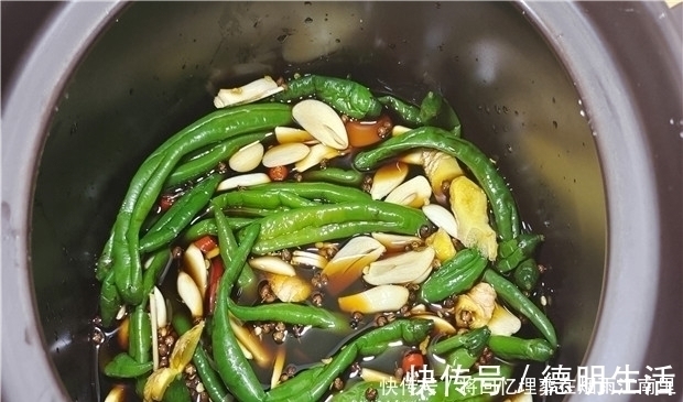 辣椒这样做太好吃了,一次秘制一罐,开胃又下饭,放一年不会坏!