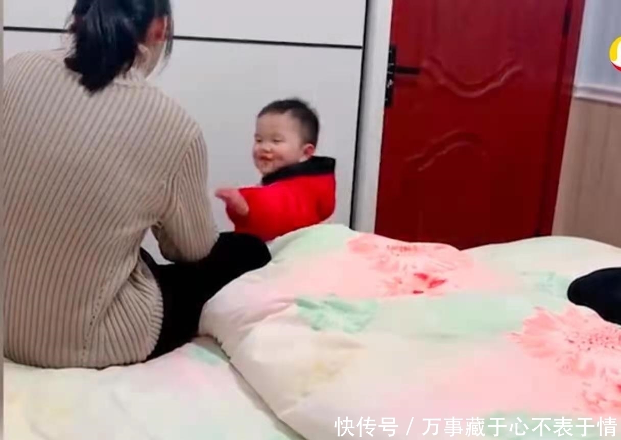 孩子们|男孩哼着小曲去找姐姐,刚进门就被迫离开了,姐姐的威力有多大?