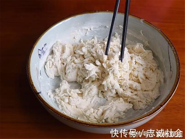 面粉别只蒸馒头,加一把葱花,卷一卷切一切,比包子馅饼还好吃