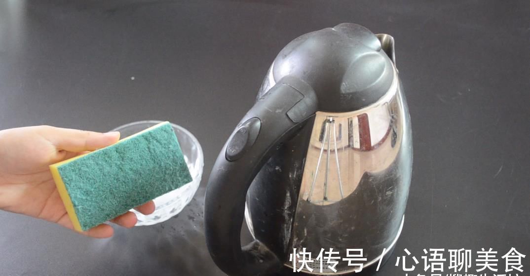 用蜡烛在电水壶上擦一擦太实用了, 解决了很多人的烦恼, 赶紧试试