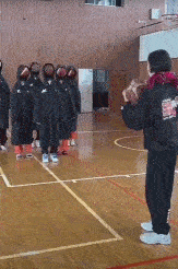 |搞笑GIF段子:我比较羡慕扛摄影师的小伙子