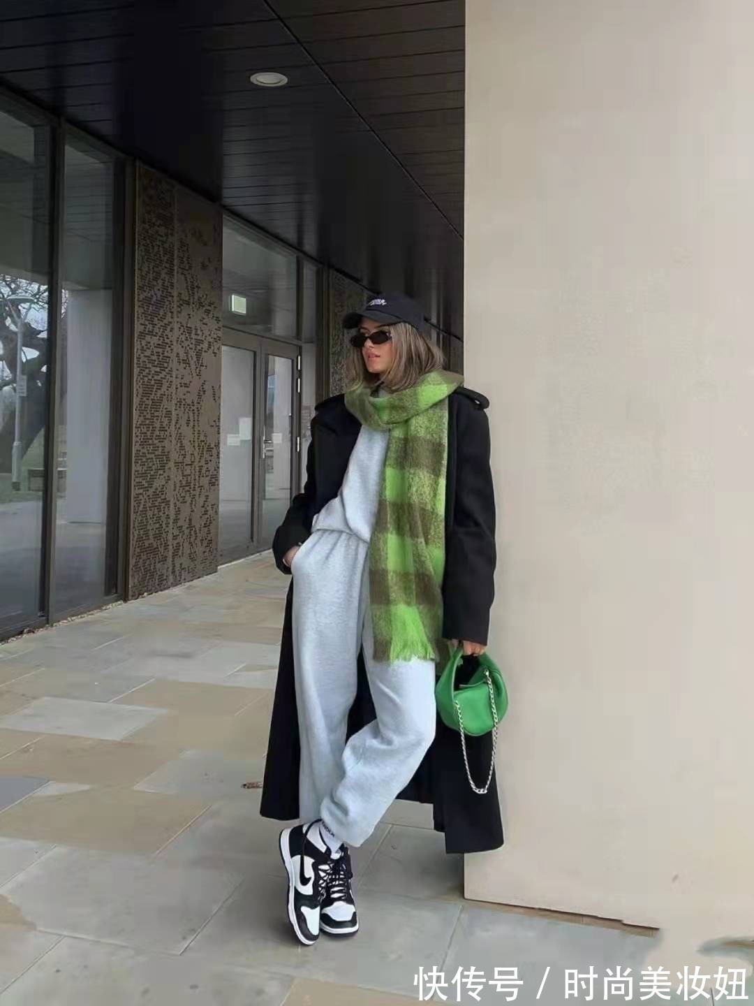 统一性 大衣不要总是搭配半身裙,配这几款裤子更洋气,时髦精都爱穿