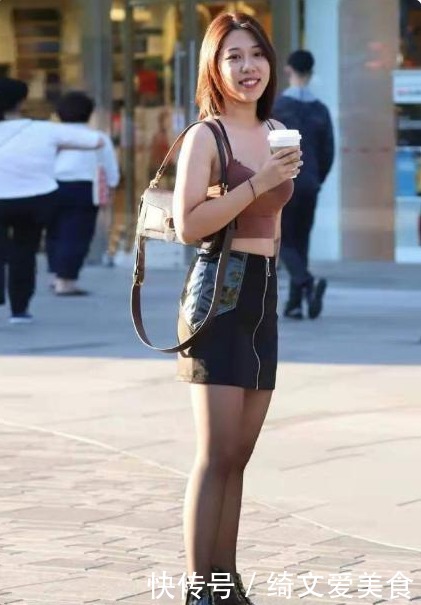 吊带搭配皮黑丝短裙，俏皮可爱，层次分明