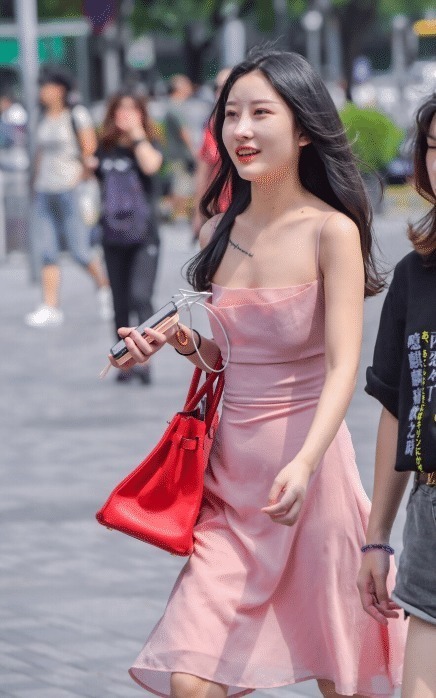 老公|街拍都是当妈的人,还打扮的如此时髦,老公看到不生气吗