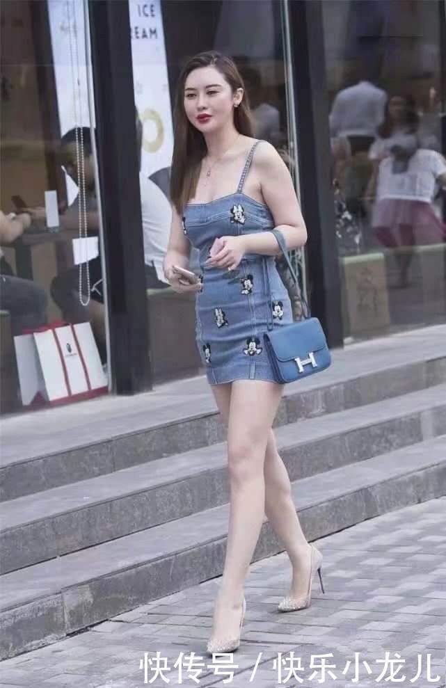 街拍牛仔吊带连衣裙,小姐姐性感又迷人