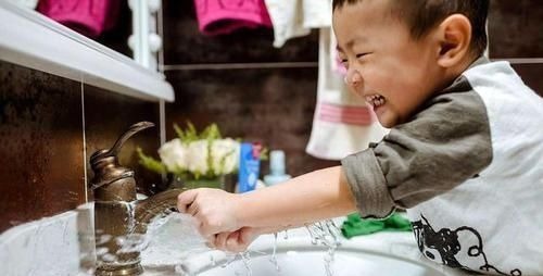 孩子|熊孩子将可乐倒进价值68万钢琴,老板索赔, 家长 他只是个孩子