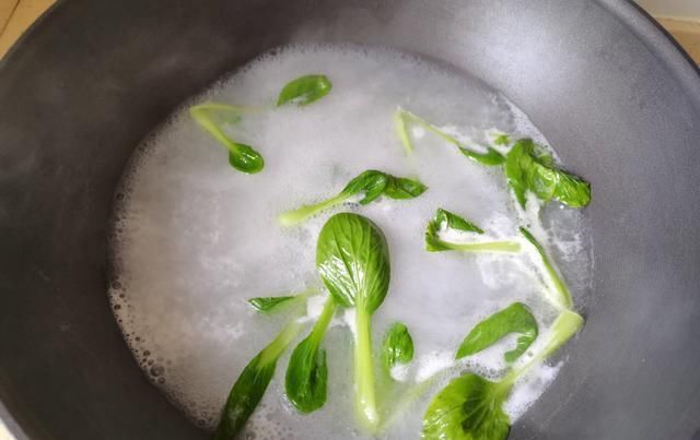 饺子皮|想吃油泼面,5张饺子皮就能搞定,酸辣开胃,每次能吃一大碗