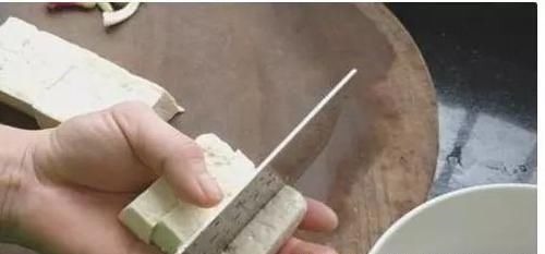 豆腐别再下锅炸，加上两个鸡蛋，吃着比肉还香，吃一次就忘不了