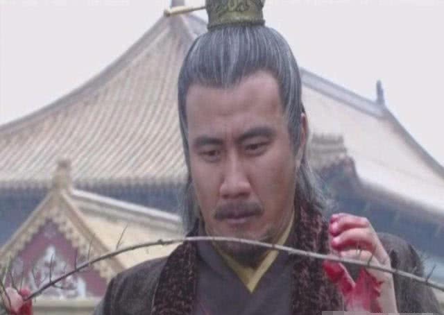 摔倒|朱元璋摔倒在地,百官都装着没看见,唯有1人去扶,却遭处决,全家流放!