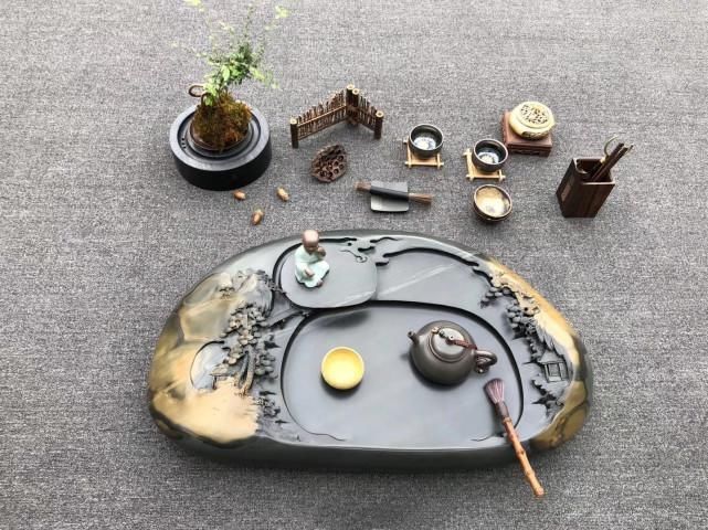 远景！籽料+金皮包裹的石头，用刀刻上山水画后，还能做成这样的茶盘？