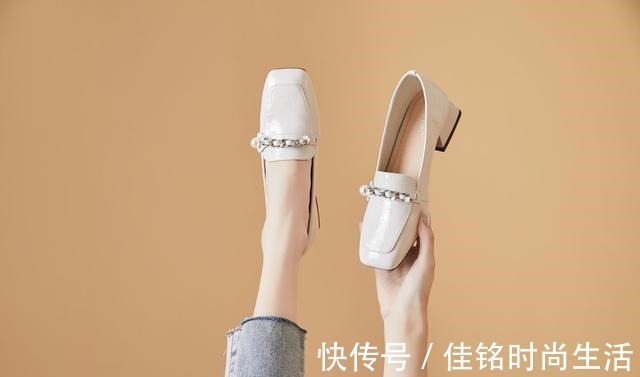 优雅感 西装裤不一定配高跟鞋,换成“乐福鞋”更优雅,30岁女人穿好美!