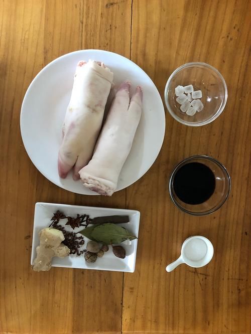 给猪蹄去腥,有人用姜有人用料酒,告诉你正确方法,做完太香了