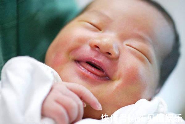 宝宝|宝宝出生就冲着妈妈笑，却被医生一巴掌打哭，婆婆得知后连忙道谢