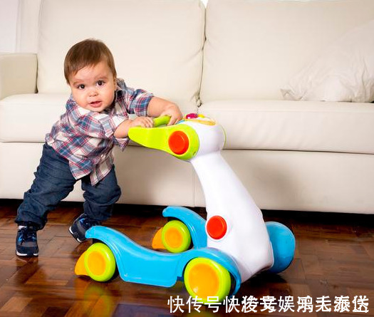 小姐姐|巧手爸爸为宝宝打造“超豪华”学步车,妈妈心疼四个轮子1000