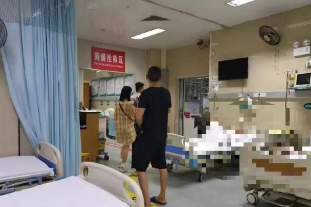 大学生|美女大学生跑操时“昏倒”,同学们赶快送诊,母亲很难没脸见人了