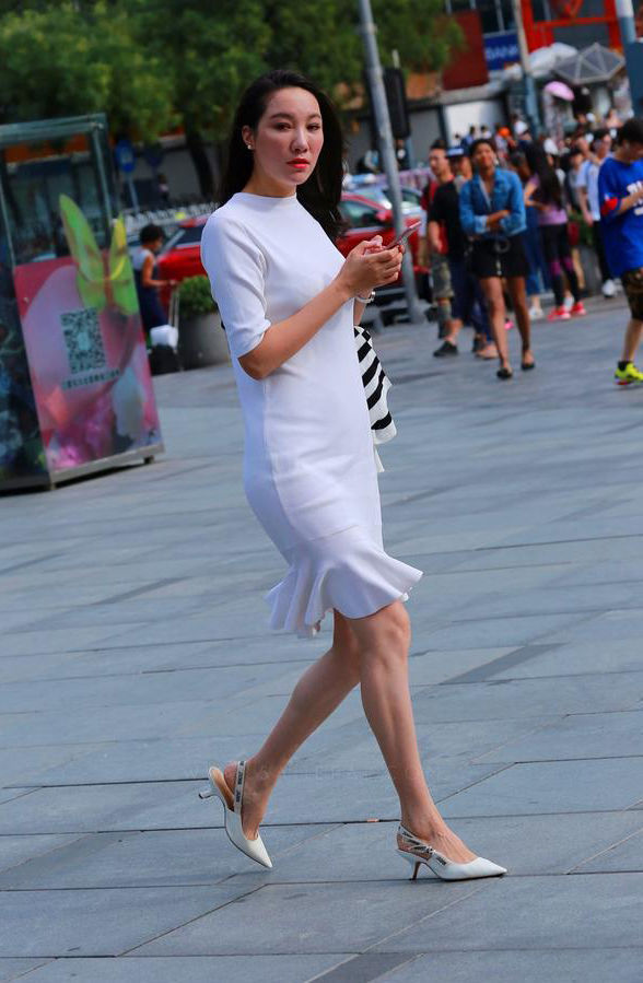 短发|微卷短发的小姐姐,戴上一副墨镜,看上去帅气十足