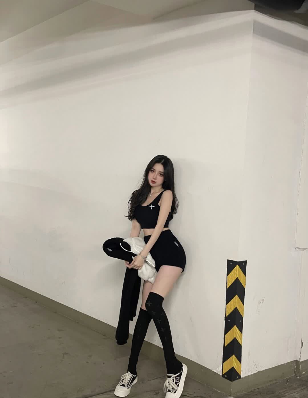 小姐姐|俏皮小姐姐看着我, 黑色修身运动衣裤, 元气满满