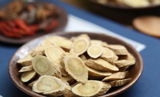 人体|喝黄芪泡水好处多，提醒：这3种人最好不要喝黄芪泡水，了解下